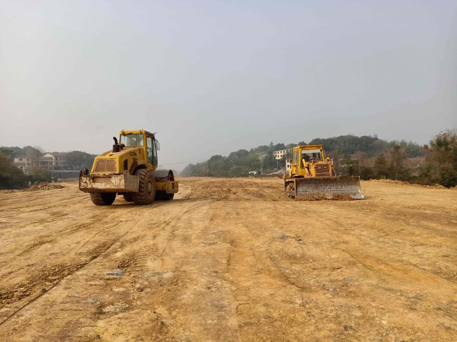 1639103360676279.jpg 路基施工。_副本.jpg